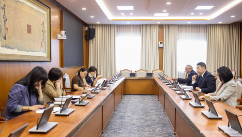 Нийгмийн эрүүл мэндийн тусламж, үйлчилгээний тухай хуулийн хэрэгжилтийг эрчимжүүлэх асуудлаар хуралдлаа